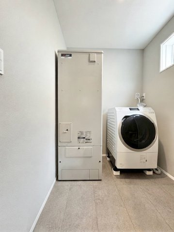 朝里2丁目　一戸建てのその他|洗面スペースの左側には洗濯物の取り込みなどもらくらく行えるゆったりとしたスペースがございます。ボイラー室兼洗濯機置場という限定作業に適した工夫された造りです。