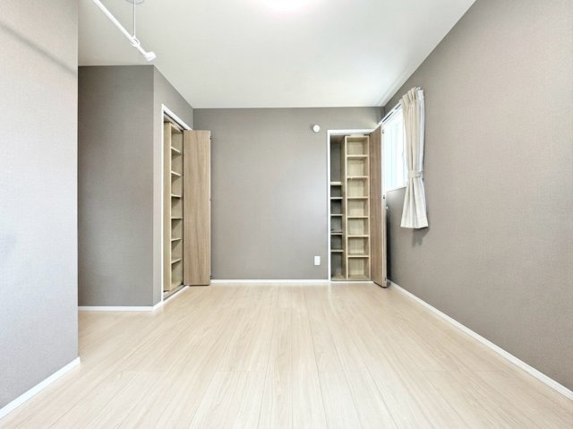 朝里2丁目　一戸建ての洋室|６．５帖の主寝室。２面採光による日当りの良さが目覚めに心地よい洋室。　※バーチャル加工により一部家具等を削除しております。