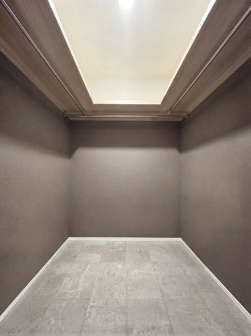 朝里2丁目　一戸建ての収納|廊下途中にはファミリークローゼットがあり、平屋ながら収納力の高い本物件♪洗面スペースとの行き来もしやすく使い勝手のよい家事動線です。　※バーチャル加工により衣類等を削除しております。