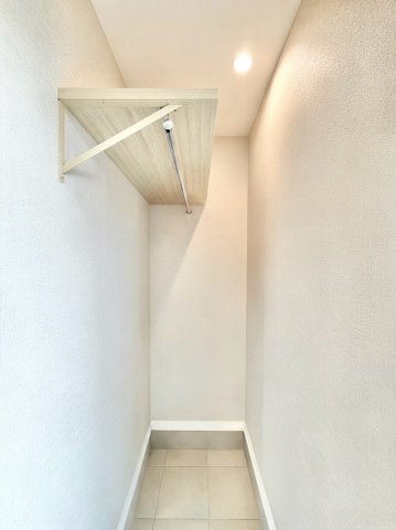 朝里2丁目　一戸建ての収納|シューズクロークはお荷物の収納のほか、コートなどもかけておける使い勝手◎のスペース。　※バーチャル加工により一部アイテム等を削除しております。