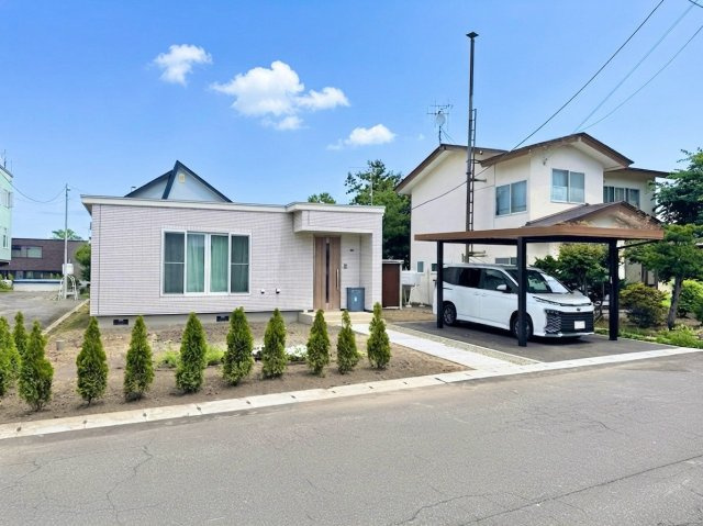 朝里2丁目　一戸建ての外観|一条工務店施工のゆったりとした３ＬＤＫ住宅。全室床暖房（ランニングコストパフォーマンス◎）トリプルサッシの高断熱＆雪捨て場に困らない広々庭＆カーポート付き♪