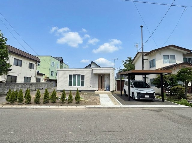 朝里2丁目　一戸建ての前面道路含む現地写真|外観を正面から撮影。青空が映える平屋は一条工務店が誇る洗練された意匠。