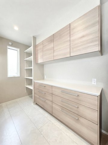 朝里2丁目　一戸建てのキッチン|キッチン背面の収納単体を撮影。中間のくぼみには炊飯器や電子レンジ、ケトルなど様々な家電を設置可能♪奥には棚の高さを調整できるパントリースペースも♪　※バーチャル加工により一部家具等を削除しております。