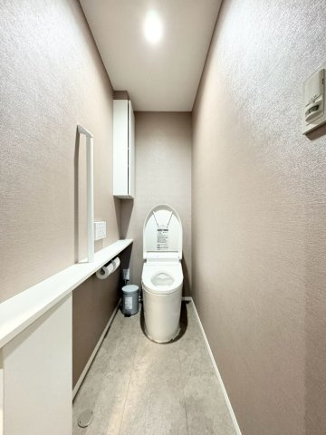 朝里2丁目　一戸建てのトイレ|収納力◎奥行◎すっきりと洗練されたタンクレストイレはもちろんウォシュレット機能完備です♪