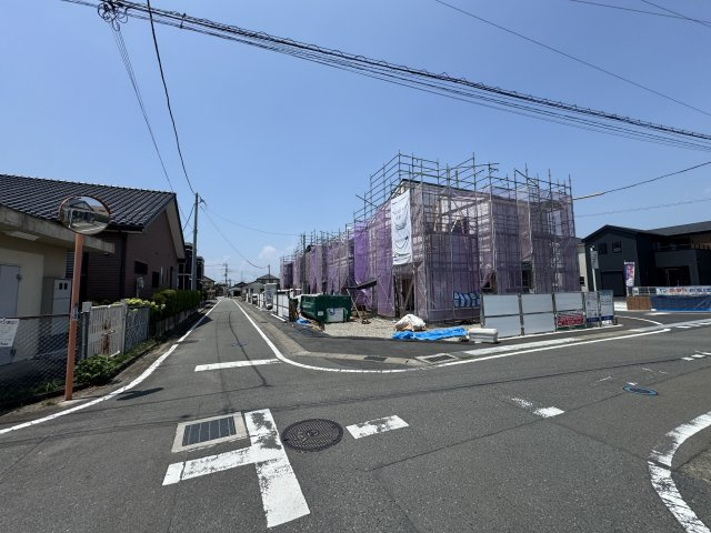 新築　高崎市新町第８　Livele Garden.S　6号棟の前面道路含む現地写真|現地写真　南側接道幅員約5ｍ　東側接道幅員約5.7ｍ