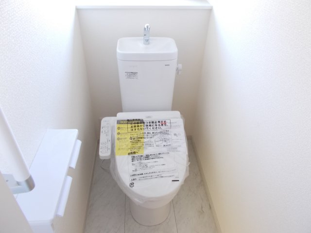 リーブルガーデンS第18渋川金井　7号棟のトイレ|【イメージ写真】1階トイレです。清潔感のある白を基調としています。
温水洗浄・便座暖房機能の付いた快適なトイレです☆