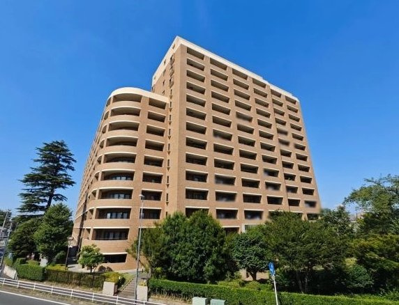 ソフィア柏公園の外観|10,000㎡超の広大な敷地に佇む、総戸数172戸のビッグコミュニティ。平成10年築、免震構造採用の風格ある佇まいです。令和5年に大規模修繕工事を実施しており、管理体制も良好です。
