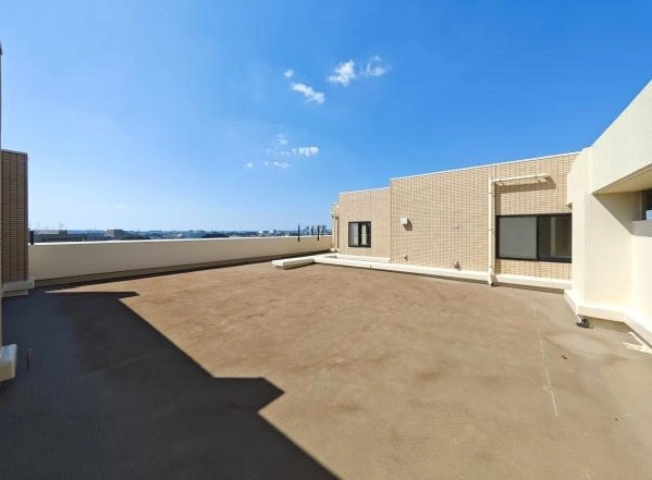 ソフィア柏公園のその他|約146.95㎡（約44.45坪）もの広さを誇る、圧巻のルーフバルコニー。遮るもののない眺望と豊かな緑を楽しみながら、ガーデニングやティータイムなど、戸建て感覚のプライベート空間を享受できます。