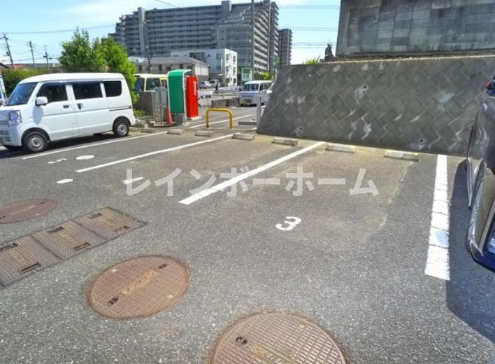 ルミエール磯の駐車場