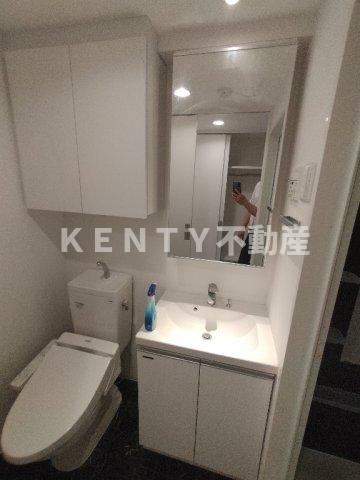 【洗面所】 | B CITY APARTMENT SHINAGAWA WEST | 明るい洗面所です