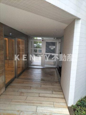 【エントランス】 | B CITY APARTMENT SHINAGAWA WEST | ゆとりのあるエントランスです