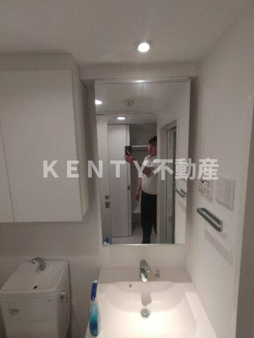 【洗面所】 | B CITY APARTMENT SHINAGAWA WEST | 明るい洗面所です