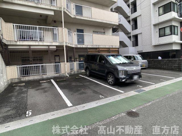直方市須崎町の賃貸マンションの駐車場
