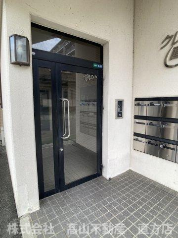 直方市須崎町の賃貸マンションのエントランス