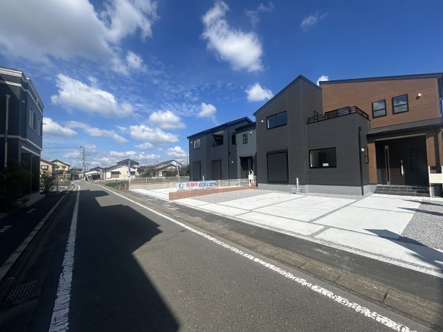 新築　高崎市新町第８　Livele Garden.S　8号棟の前面道路含む現地写真|現地写真　南側接道幅員約5ｍ　