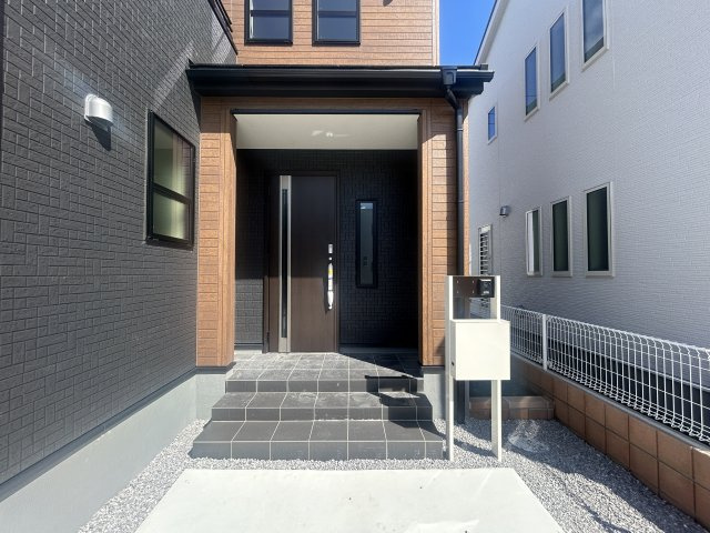 新築　高崎市新町第８　Livele Garden.S　8号棟の玄関|現地写真　ポストと一体型のTVモニターホンでセキュリティ安心！
