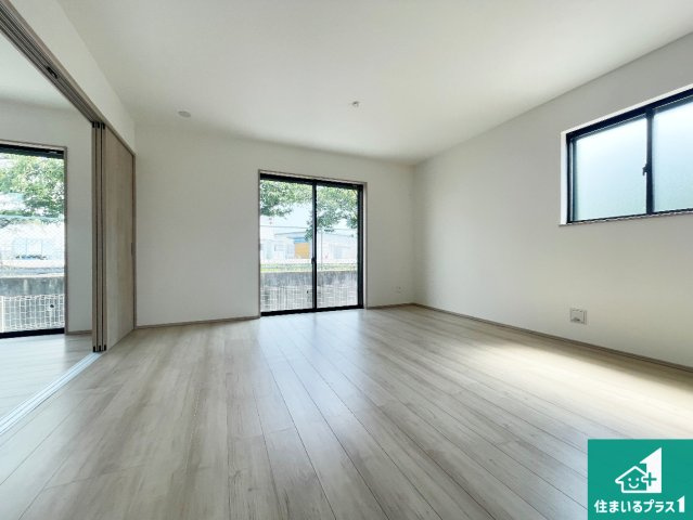 明石市魚住町西岡　第5期　新築一戸建ての居間・リビング|日当たり良好の明るいリビングで朝の目覚めもスッキリできそう！対面キッチンでご家族のコミュニケーションも自然と増える設計！小さなお子様が遊ぶスペースを作っても広々とくつろげるLDK！