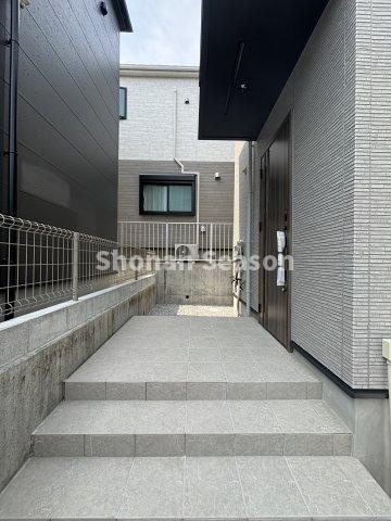 【現地画像あり】秦野市第3戸川　全5棟　2号棟のエントランス|宅配ボックスもあるので気兼ねなく外出できます◎