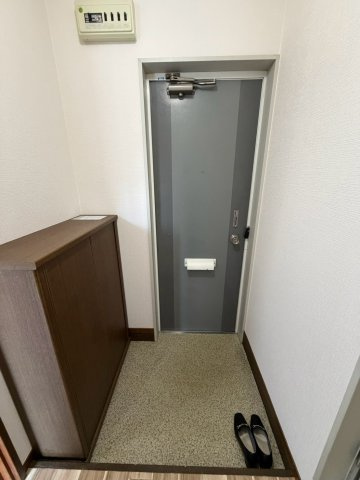 ミダ六マンションの玄関