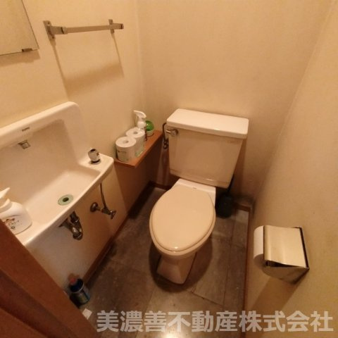 ６７２５６　岐阜市徹明通１丁目事業用(住居付店舗)のトイレ