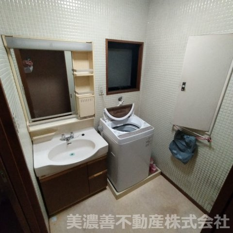 ６７２５６　岐阜市徹明通１丁目事業用(住居付店舗)の独立洗面台