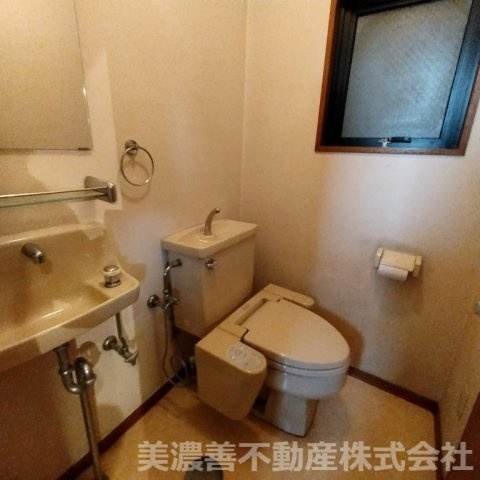 ６７２５６　岐阜市徹明通１丁目事業用(住居付店舗)のトイレ