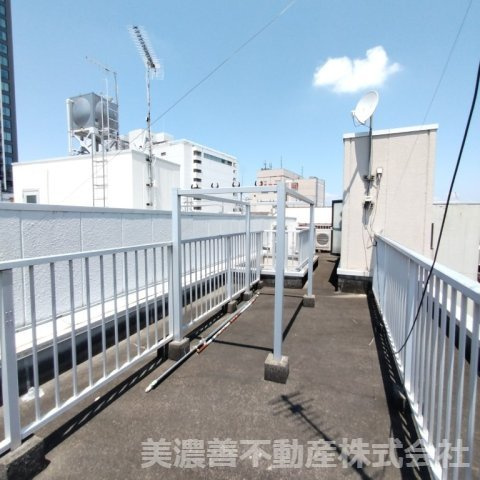 ６７２５６　岐阜市徹明通１丁目事業用(住居付店舗)のバルコニー