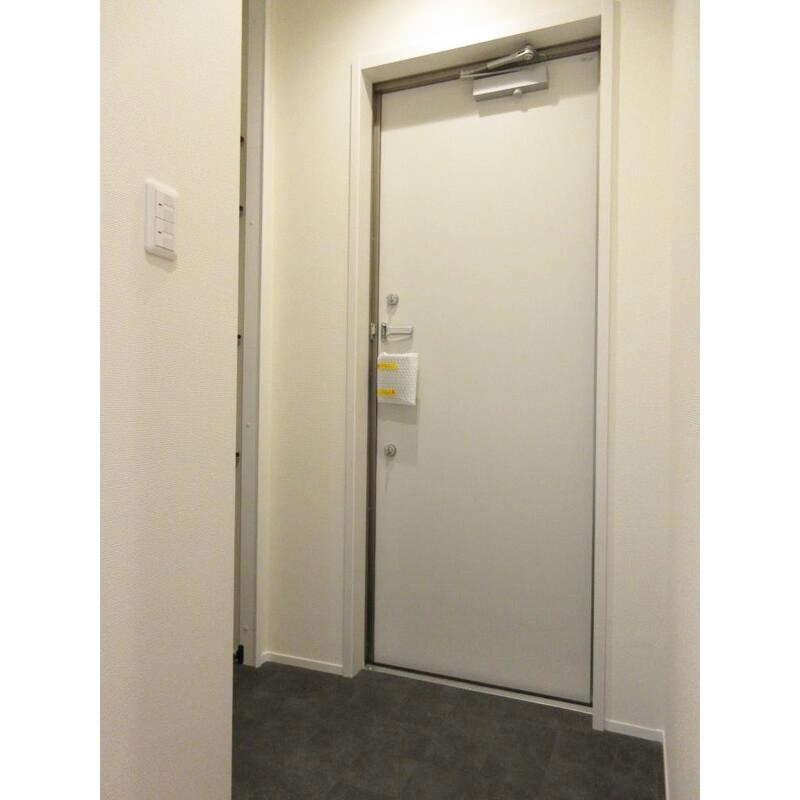 逗子市沼間１丁目のアパートの玄関