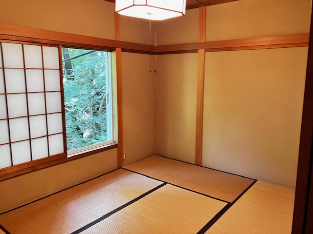 千ヶ滝別荘地東区 緑豊かなロケーションの中古戸建ての和室