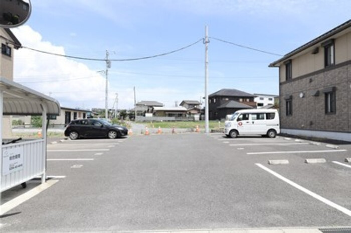 クレセントⅡの駐車場