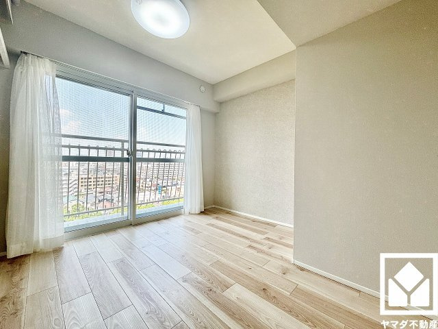 メガロコープ西宮2　1号棟の子供部屋|約6.2帖の東側洋室です。お子様のお部屋などにも丁度良い広さ。独立したお部屋なのでプライベートな時間をゆったり過ごせそうです。