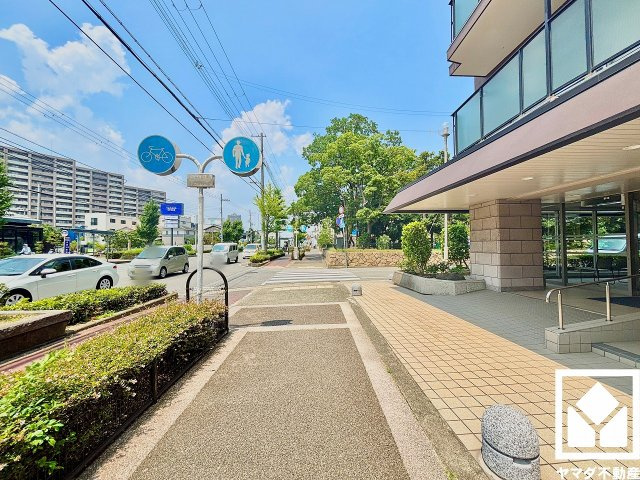 メガロコープ西宮2　1号棟のその他|敷地北側に道路を挟んで「西宮交通公園」がございます。標識や交差点などが子ども向けのスケールで再現されており、遊びながら交通ルールを学べるユニークな公園で、子育て世帯の方にもお勧めです。