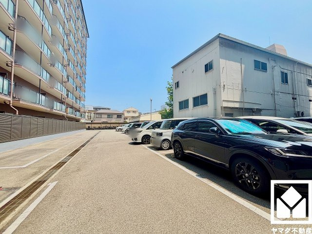 メガロコープ西宮2　1号棟の駐車場|敷地内に屋外平面式駐車場を設置（月額12000円）。重い荷物や雨の日の移動もスムーズで、快適なカーライフを実現。空き状況等の詳細は弊社スタッフまでお気軽にお問い合わせください。