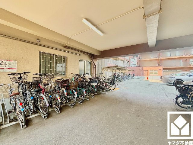 メガロコープ西宮2　1号棟の駐輪場|サイクルラック付きの駐輪場を設置。スッキリ整理されて、自転車同士が接触・転倒しにくい設計です。