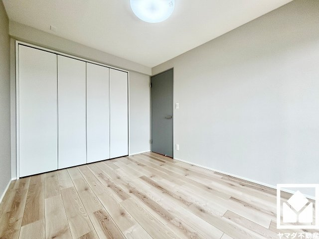 メガロコープ西宮2　1号棟の寝室|約6.2帖の西側洋室です。全居室フローリングでお掃除ラクラクです。