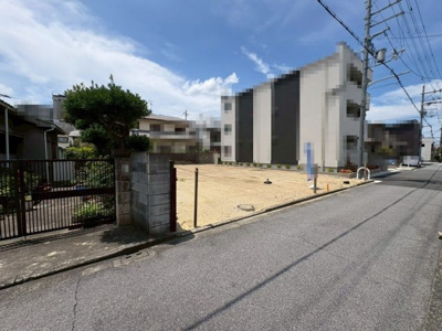 【前面道路含む現地写真】 | 中長尾町三丁　売土地 | 周辺にはスーパーや薬局など、商業施設がそろっていますよ！とても住みやすい環境です