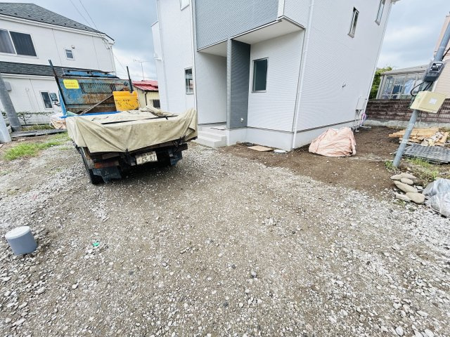 新築　高崎市棟高町1期　3号棟の駐車場|現地写真　駐車スペースは並列2台+1台分可能です！

