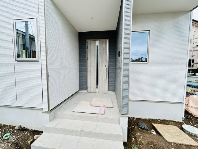 新築　高崎市棟高町1期　3号棟の玄関|現地写真　ポストと一体型のTVモニターホンでセキュリティ安心！

