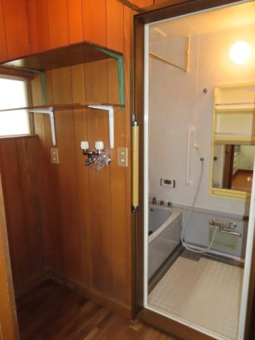 網走市潮見２丁目８番１２号　中古売家の脱衣所|【リフォーム前】脱衣室の写真です。こちらは床のクッションフロアの張替、壁天井のクロスの貼替を行います