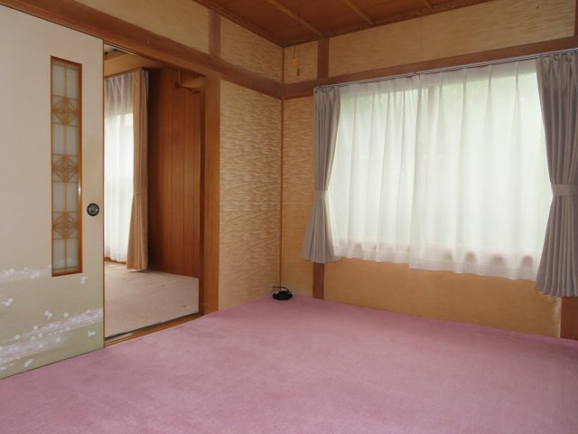 網走市潮見２丁目８番１２号　中古売家の和室|【リフォーム前】西側6帖和室は、畳の表替えを行います。