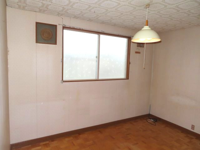 網走市潮見２丁目８番１２号　中古売家の洋室|【リフォーム前】2階6帖洋室の窓は、複層ガラスか複層サッシに交換いたします。床は床材を上張りし、天井