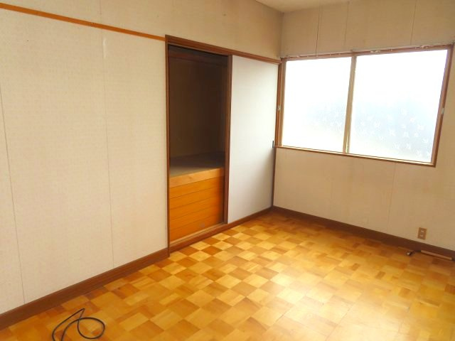 網走市潮見２丁目８番１２号　中古売家の洋室|【リフォーム前】2階6帖洋室の窓は、複層ガラスか複層サッシに交換いたします。