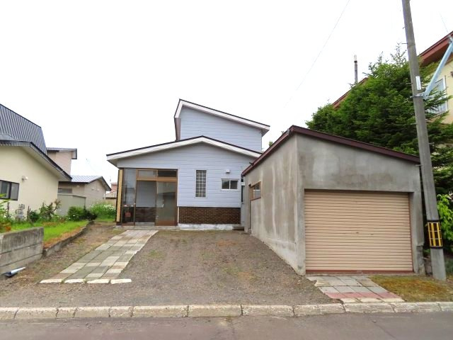 網走市潮見２丁目８番１２号　中古売家の駐車場|【リフォーム前】駐車場は2台以上の駐車が可能です。