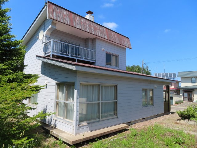 網走市潮見２丁目８番１２号　中古売家の外観|【リフォーム前】外観別アングルです。全居室南東向きです。窓は複層ガラスに交換致します。