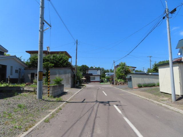 網走市潮見２丁目８番１２号　中古売家の前面道路含む現地写真|【前面道路】前面道路の別アングルです。