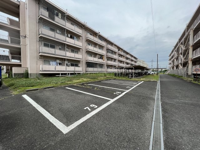 ビレッジハウス西町4号棟の駐車場