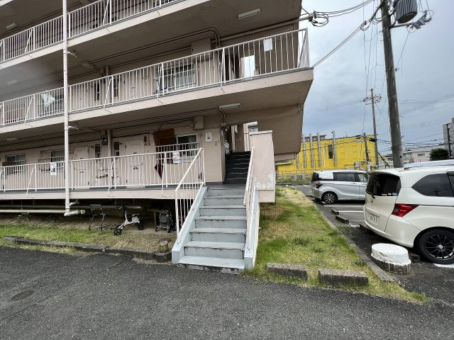 ビレッジハウス西町4号棟のエントランス