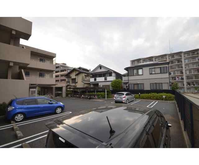 ヴィラ・ロクローの駐車場