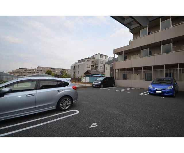 ヴィラ・ロクローの駐車場