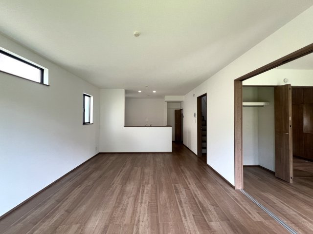 イイ感じのお庭にイイ感じの南向き間取り◎広々お庭で何する！？庭があると人の心は癒され、それでいて開放感も生まれると言う現象が起こる。さぁ、それを感じるのは今だ！！な、『旭区今宿２丁目』新築戸建の居間・リビング|居間です